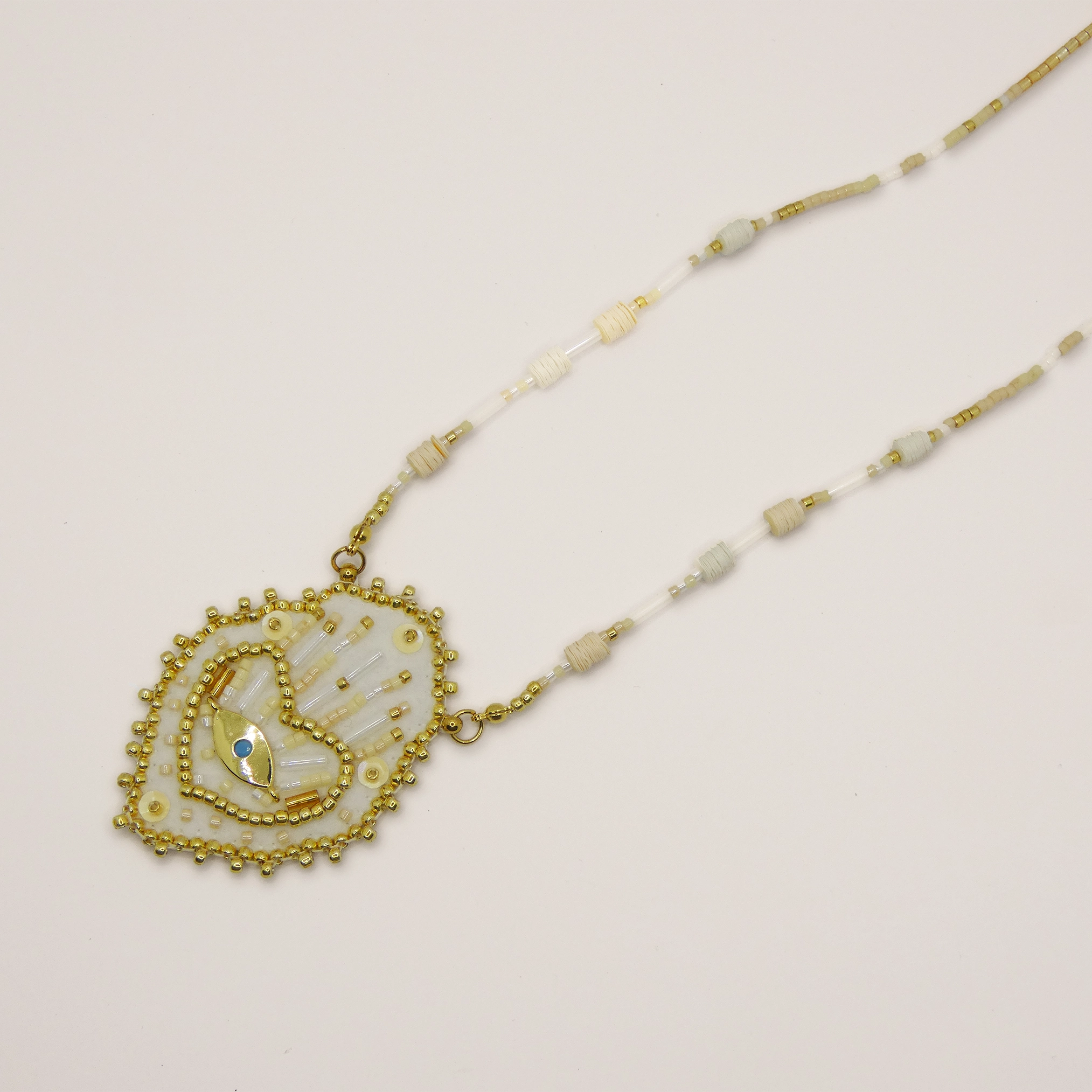 Pendentif Hypnochic brodé avec oeil doré