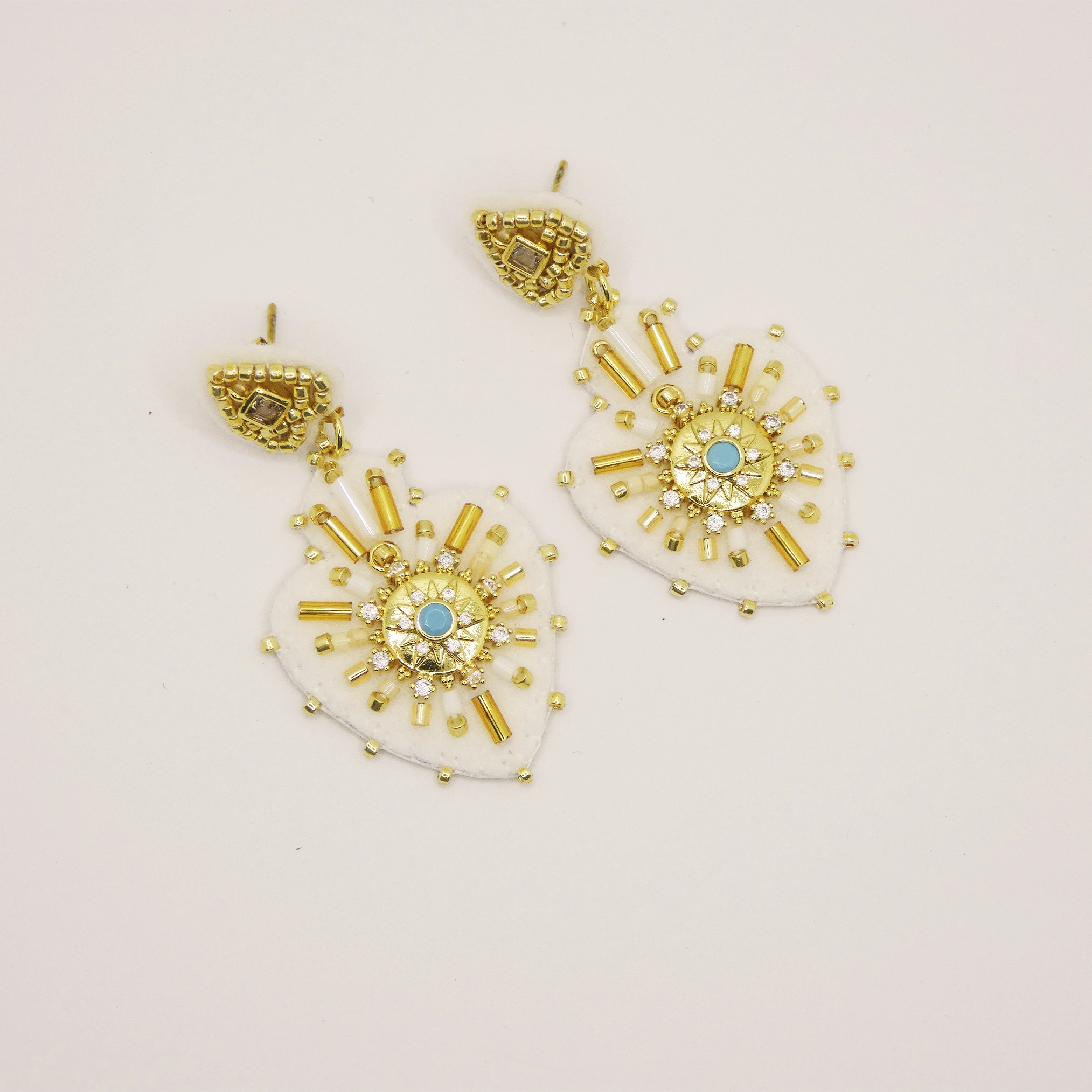Boucles d'oreille Hypnochic blanches brodées à la main