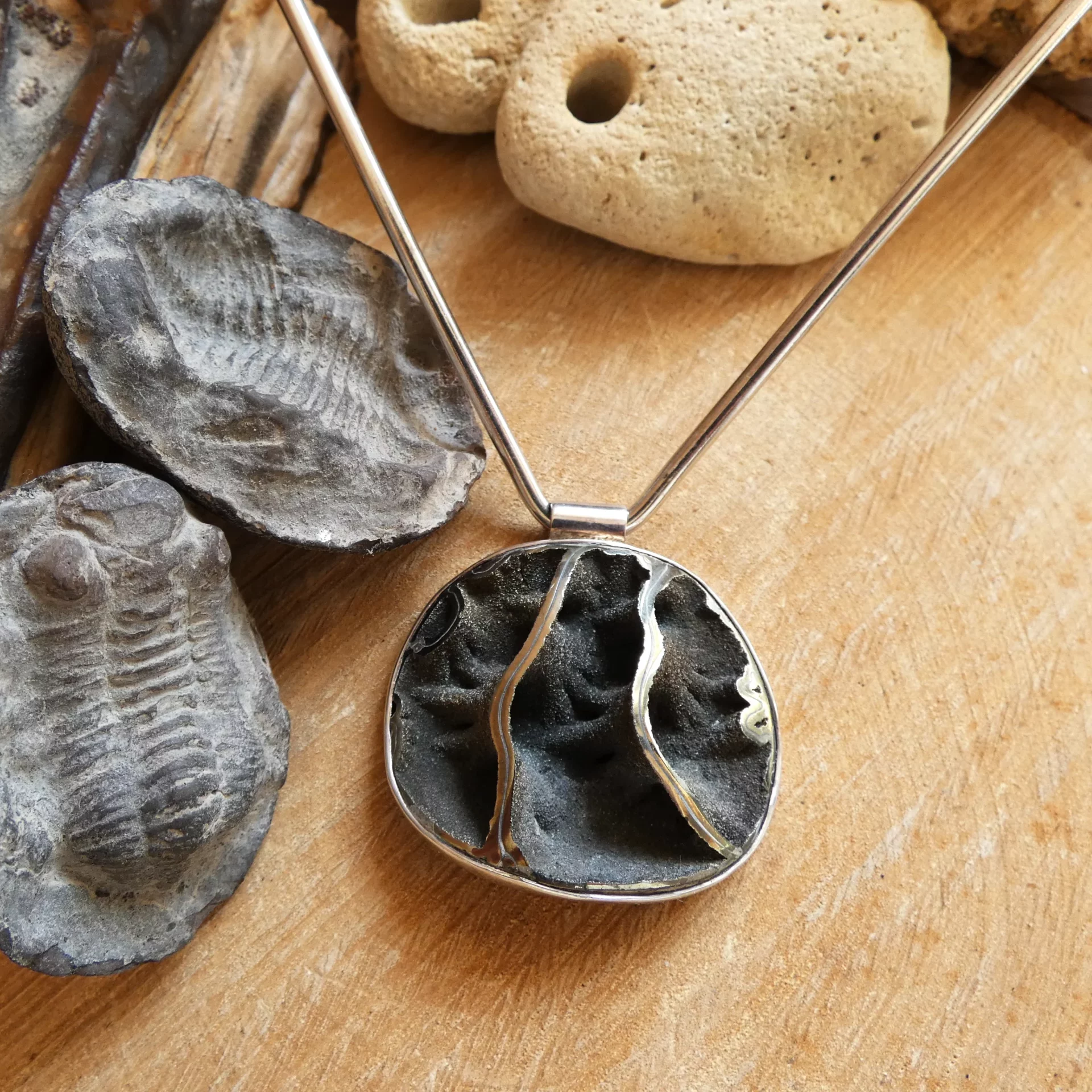 Pendentif Arte Fact argent et fossile d'amonite en pyrite
