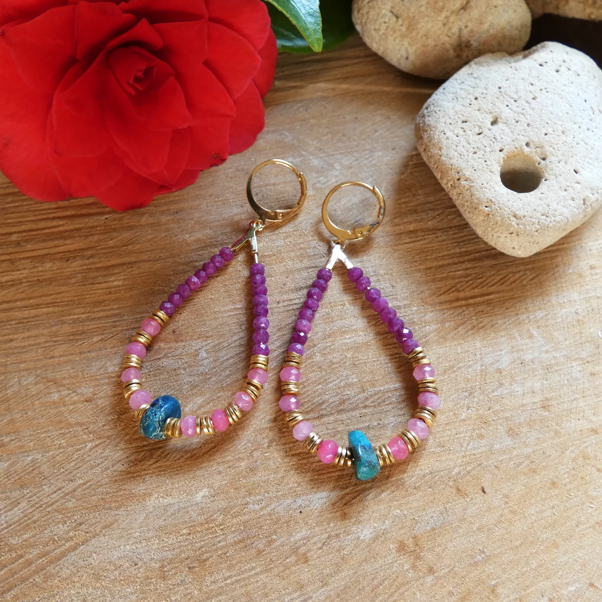 Boucles d'oreille Arte Fact rubis brutes, opales roses, chrysocoles.