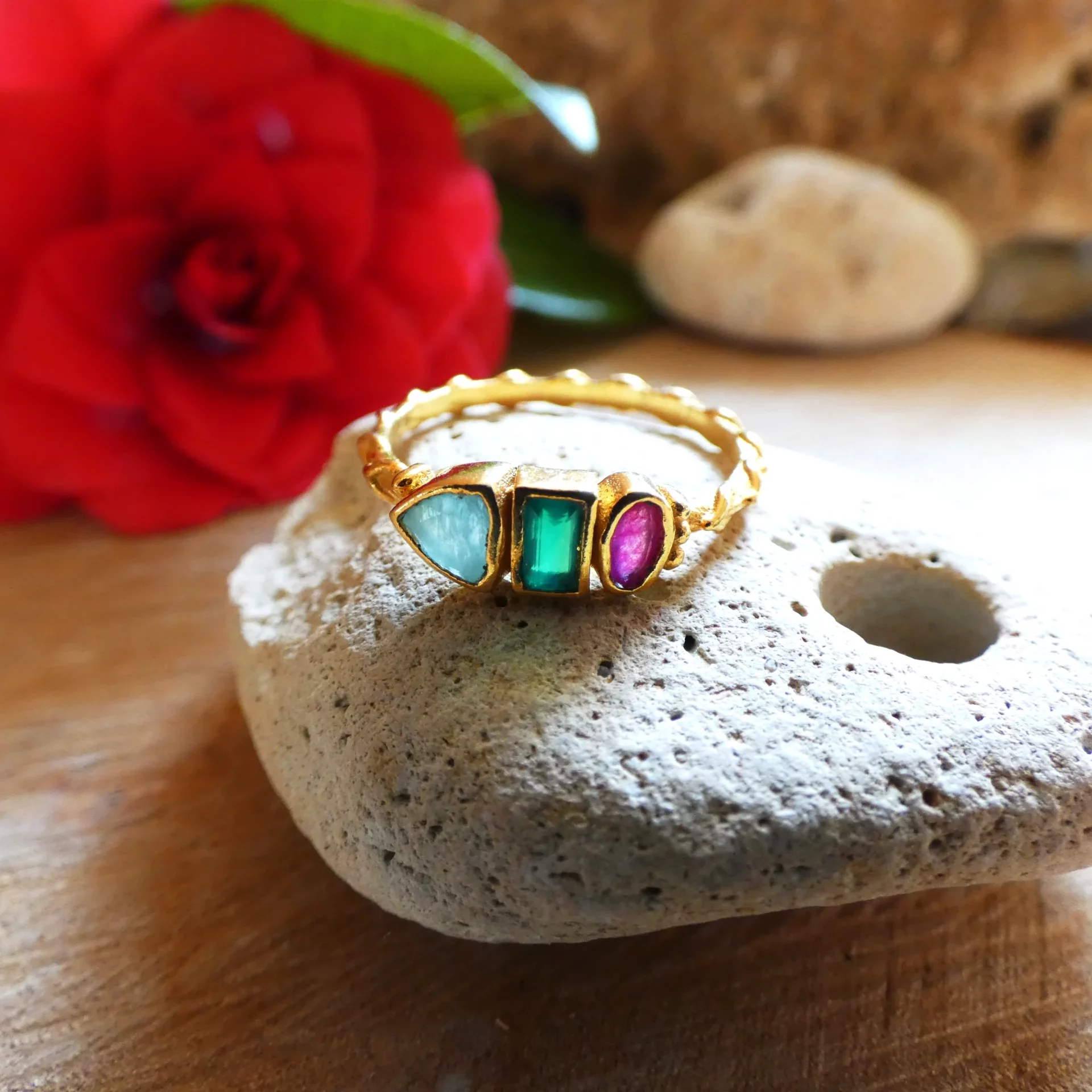Bague Muja Juma argent plaquée or, rubis, onyx vert et amazonite