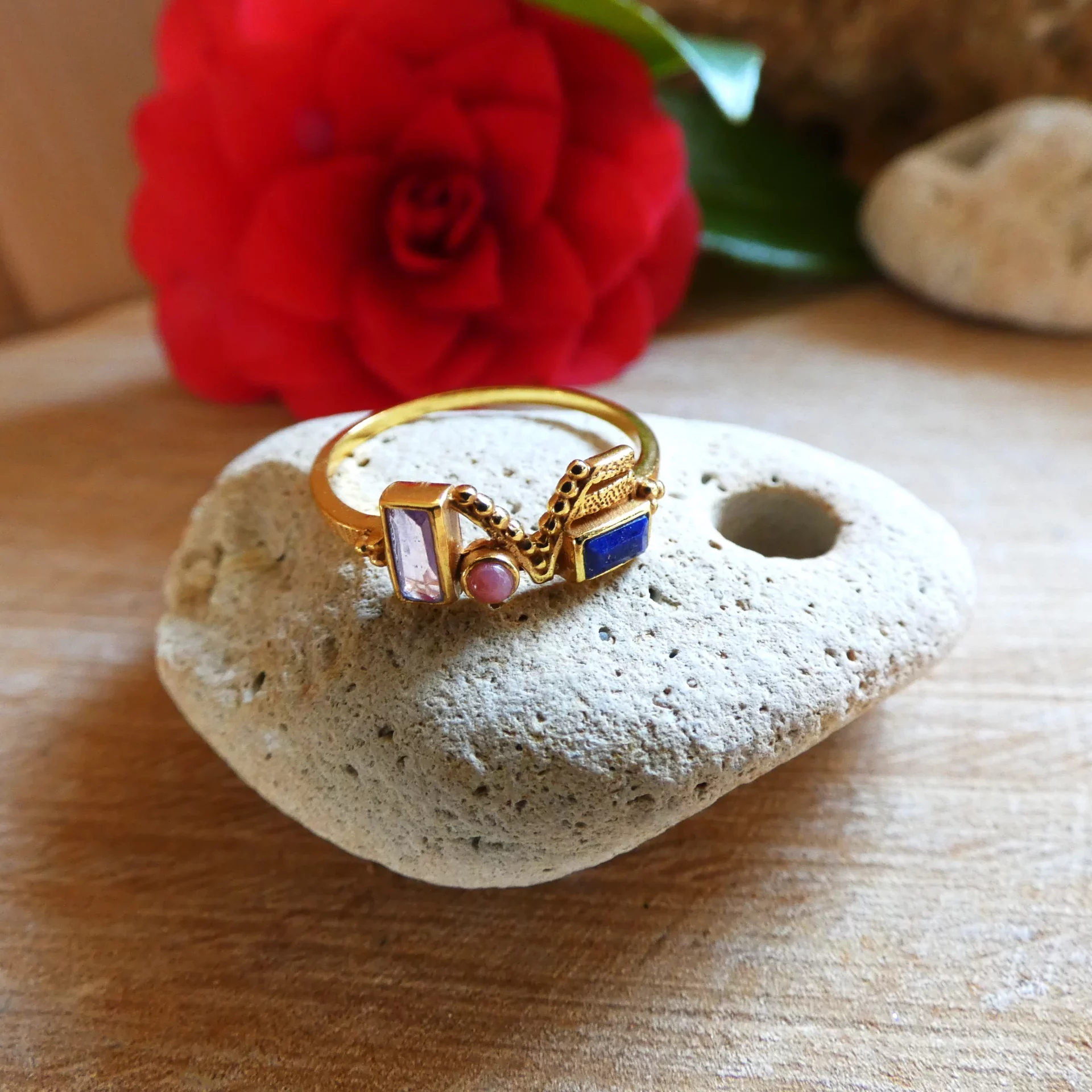 Bague Muja Juma Love plaquée or, améthyste, lapis lazuli et quartz rose