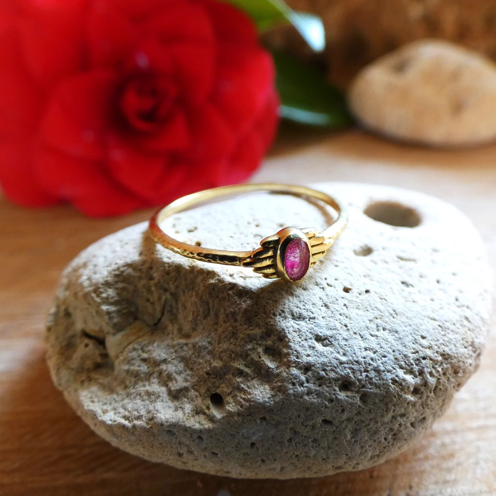 Bague Muja Juma argent plaquée or 3 microns et rubis indien