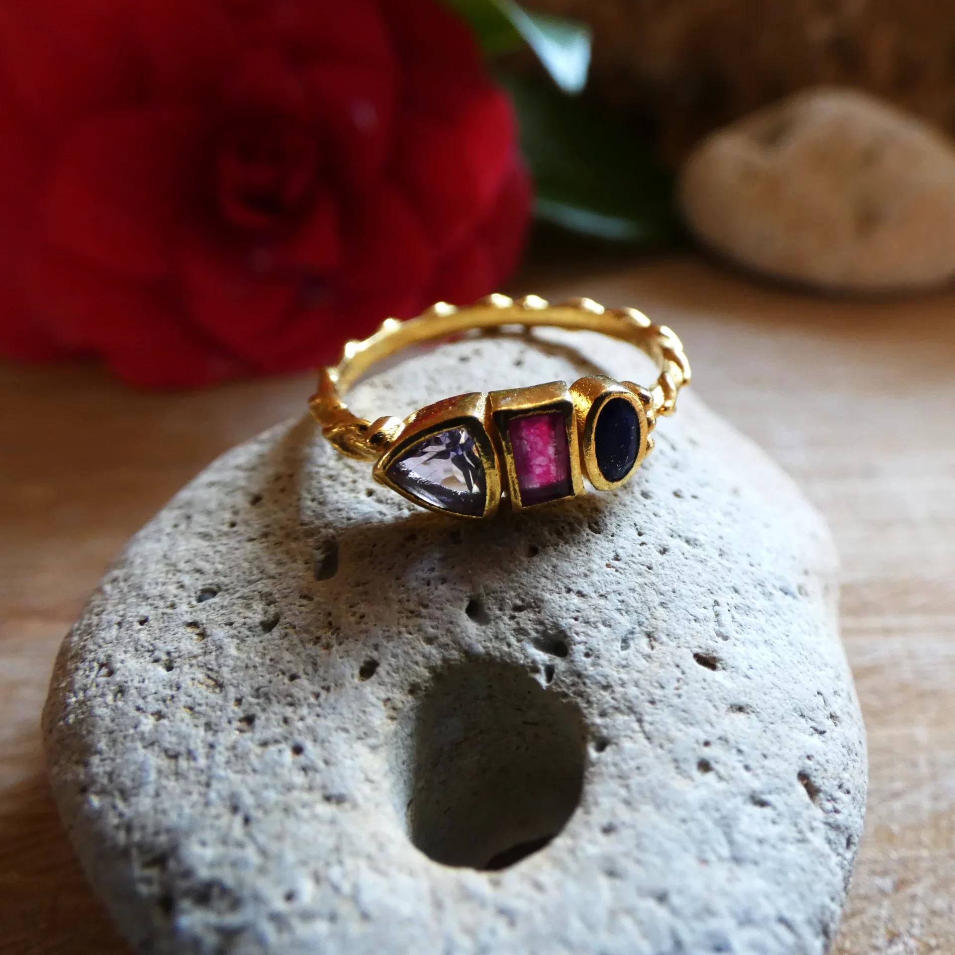 Bague Muja Juma argent plaquée or 3 microns, améthyste rubis et lapis lazuli
