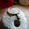 Bague Muja Juma Hamsa plaquée or et topaze – Image 2