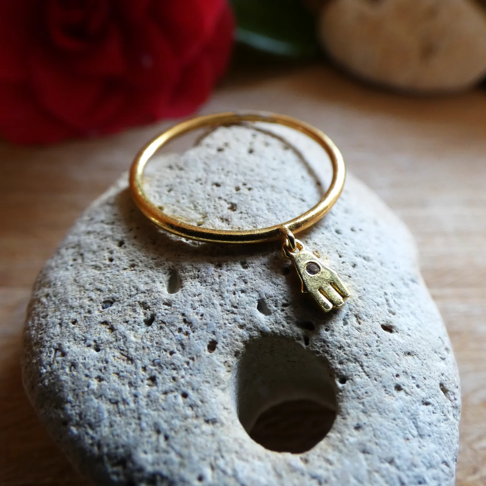 Bague Muja Juma Hamsa plaquée or et topaze