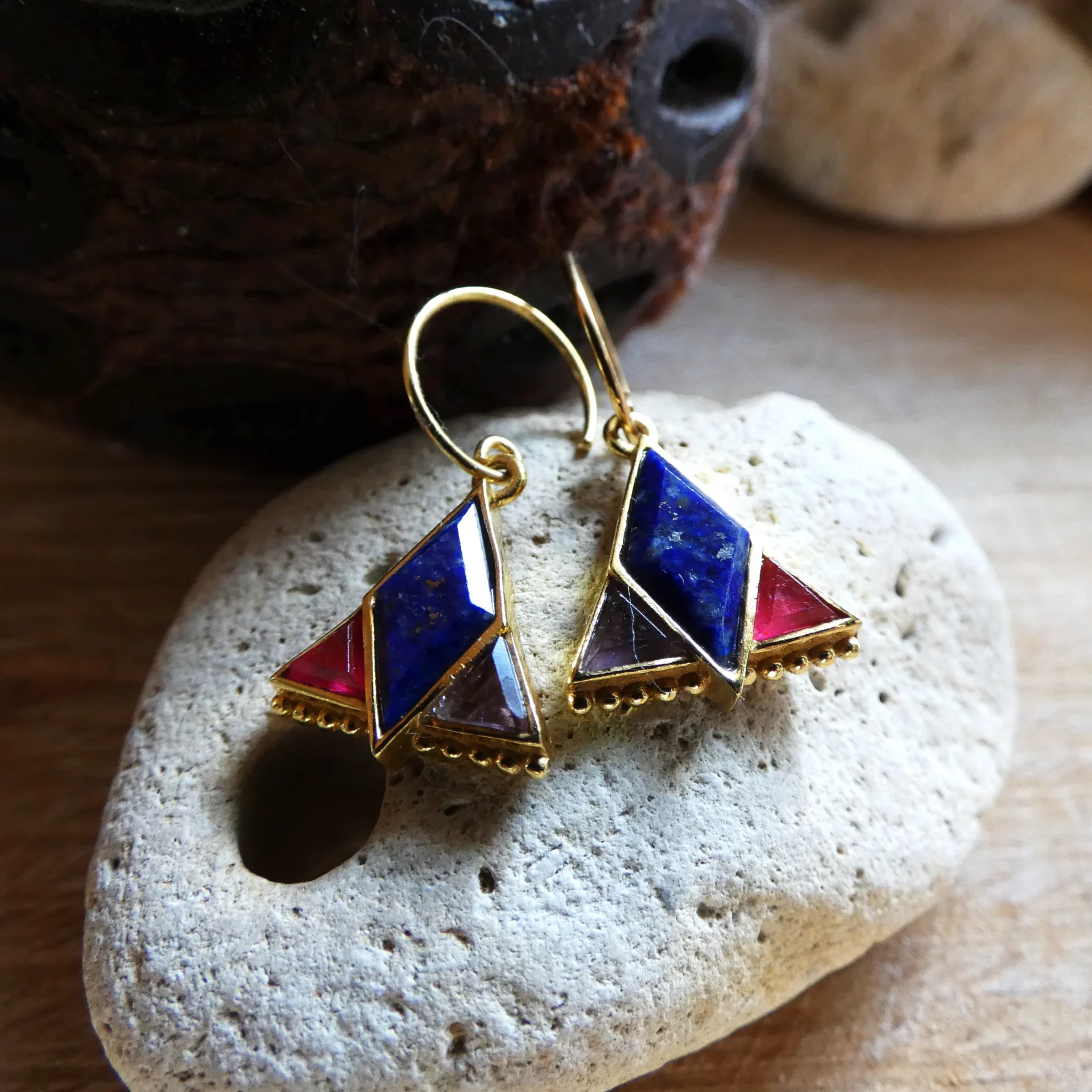 Boucles d'oreille Muja Juma plaquées or rubis indien lapis lazuli et améthyste