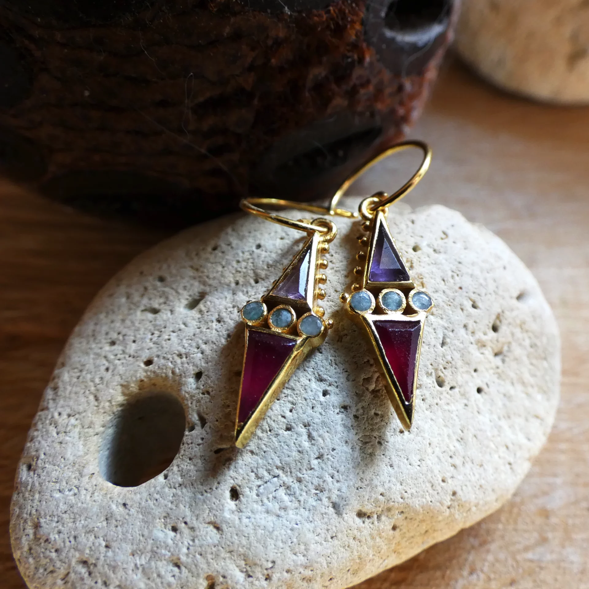 Boucles d'oreille Muja Juma argent plaquées or, rubis et améthyste