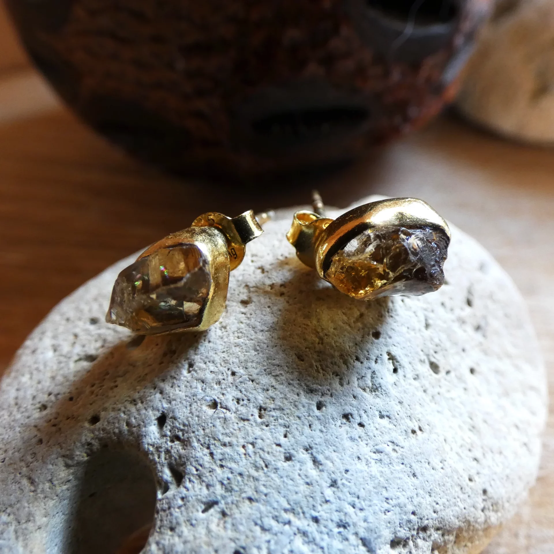 Boucles d'oreille Muja Juma plaquées or et citrines brutes