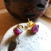 Boucles d'oreille Muja Juma plaquées or et rubis brut – Image 3
