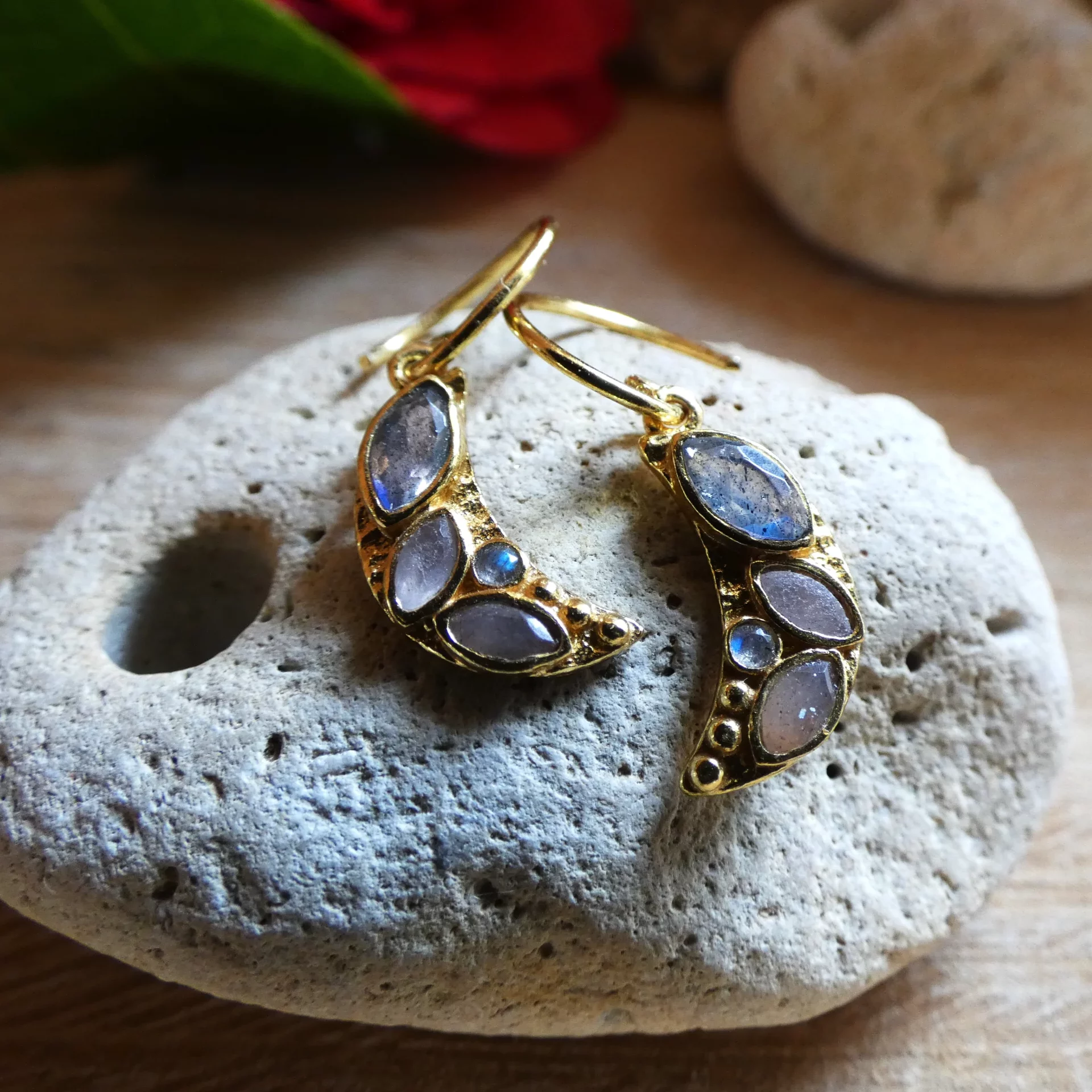 Boucles d'oreille Muja Juma plaquées or croissant de lune labradorites et pierres de lunes roses