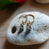 Boucles d'oreille Muja Juma plaquées or et améthyste – Image 2