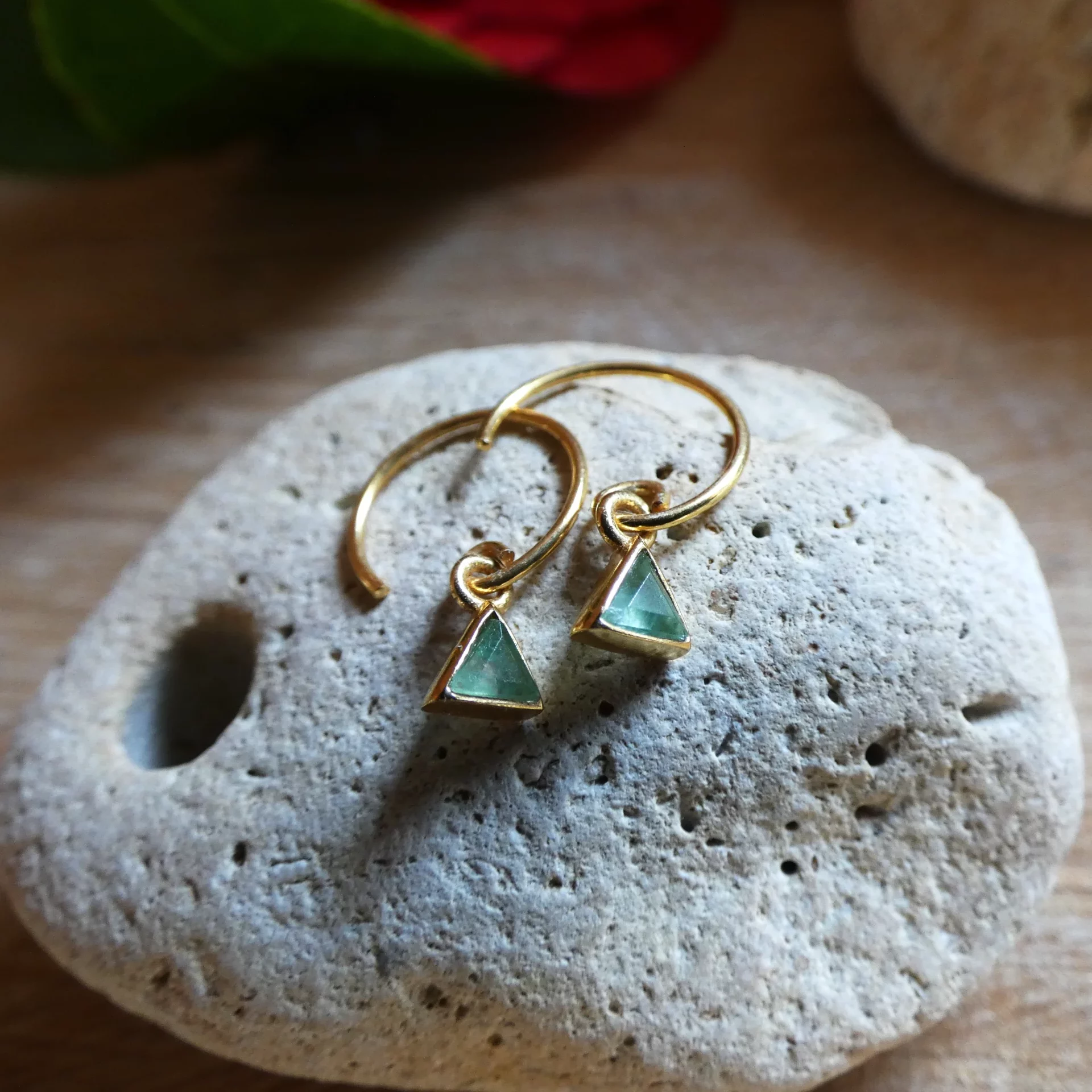 Boucles d'oreille Muja Juma plaquées or et prehnite