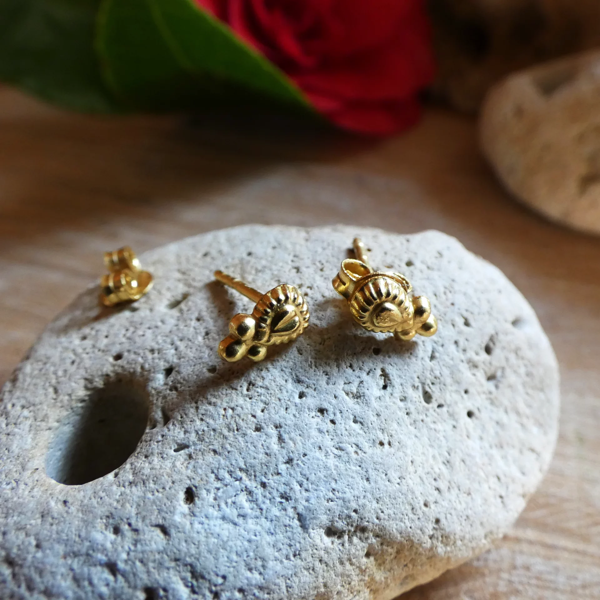 Boucles d'oreille Muja Juma  Puces Coeur argent plaquées or 3 microns