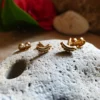 Boucles d'oreille  Puces Muja Juma Croissant argent plaquées or 3 microns – Image 2