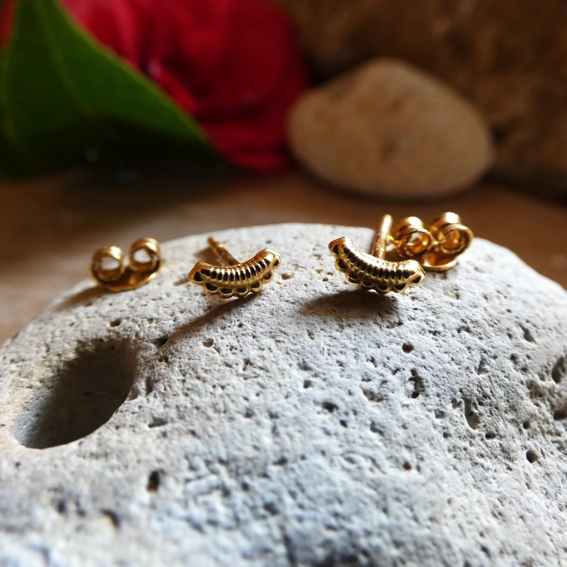 Boucles d'oreille  Puces Muja Juma Croissant argent plaquées or 3 microns