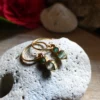 Boucles d'oreille Muja Juma plaquées or, prehnite et onyx vert – Image 2