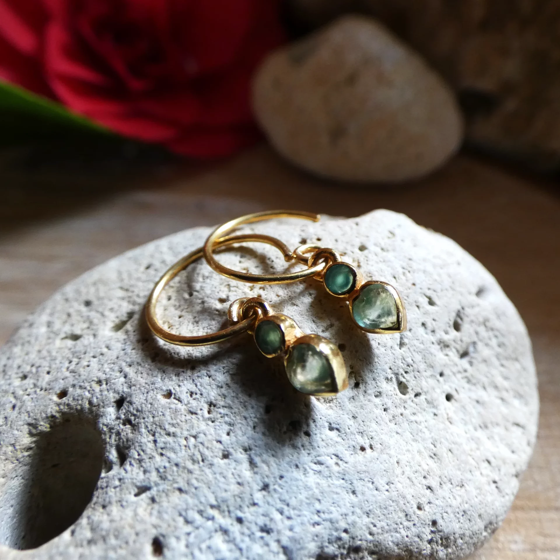 Boucles d'oreille Muja Juma plaquées or, prehnite et onyx vert