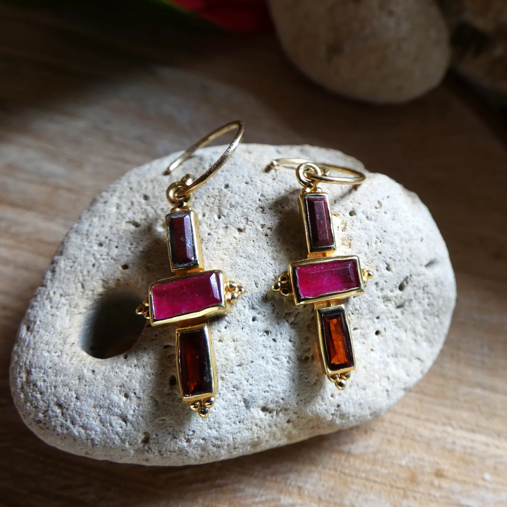 Boucles d'oreille Muja Juma plaquées or, rubis indien et grenat
