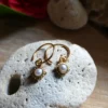 Boucles d'oreille Muja Juma plaqué or et perle naturelle – Image 2