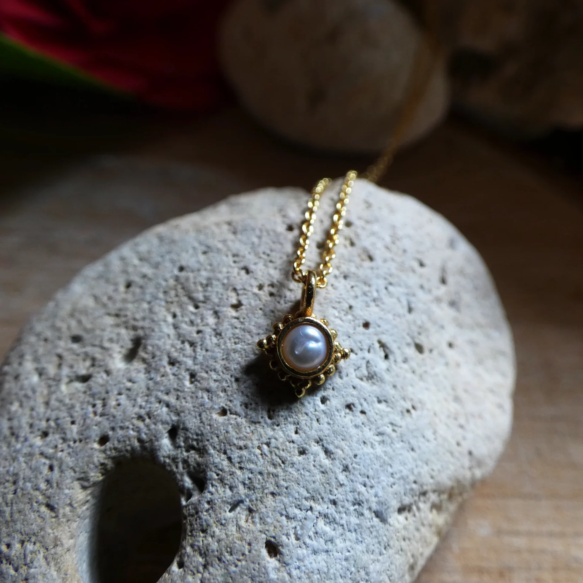 Pendentif Muja Juma plaqué or et perle naturelle
