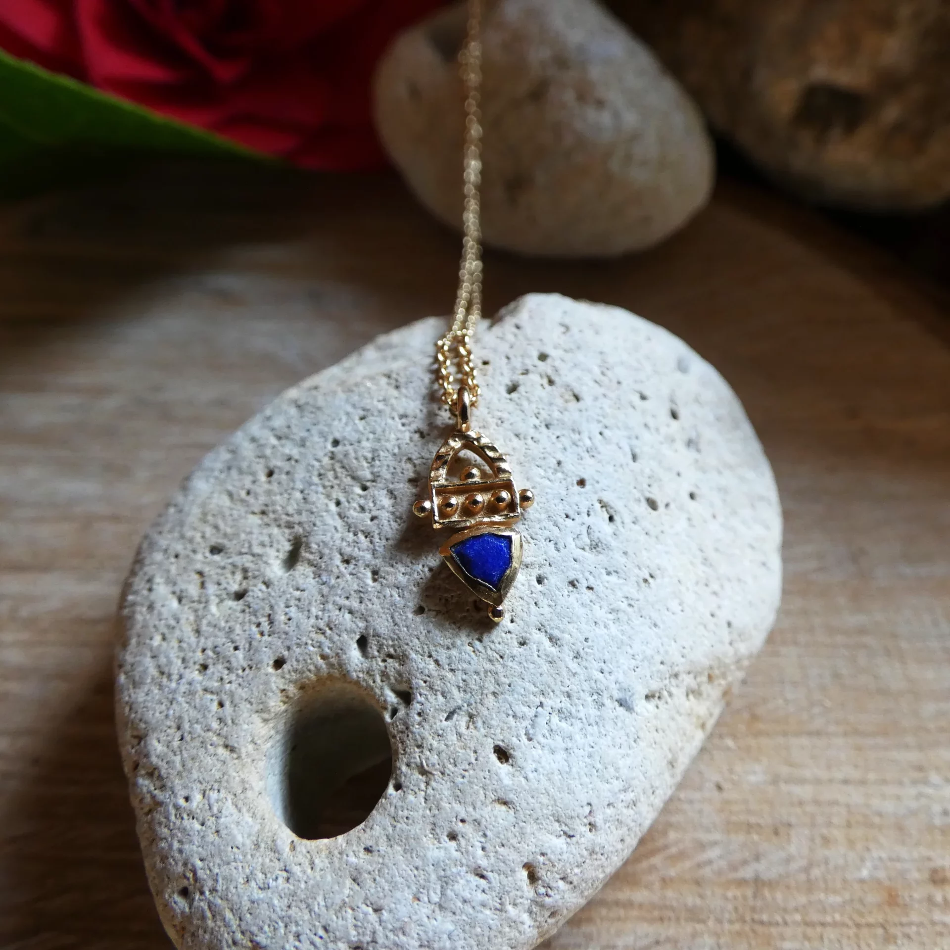 Pendentif Muja Juma plaqué or et lapis lazuli