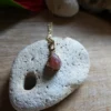 Pendentif Muja Juma plaqué or et pierre de soleil. – Image 2