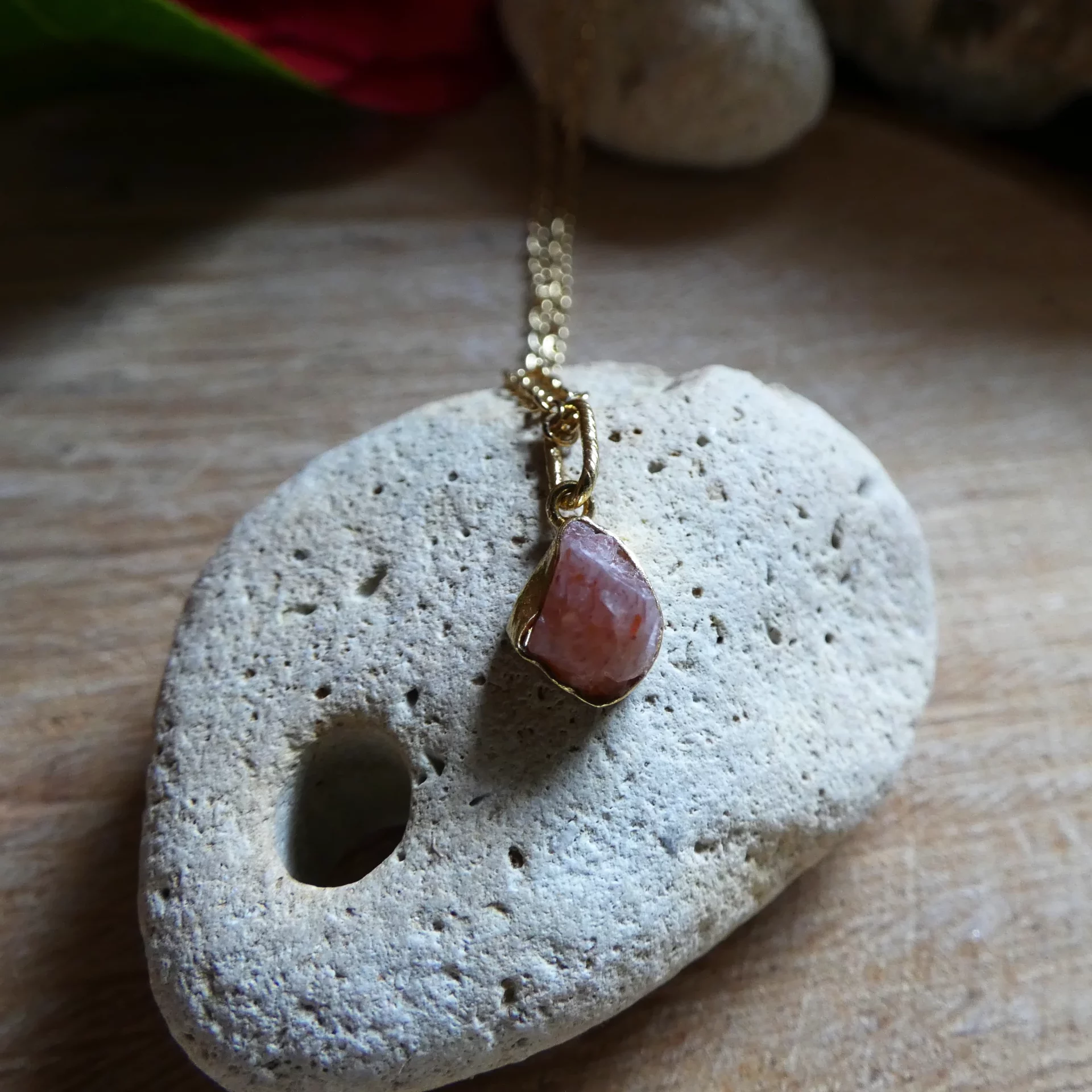 Pendentif Muja Juma plaqué or et pierre de soleil