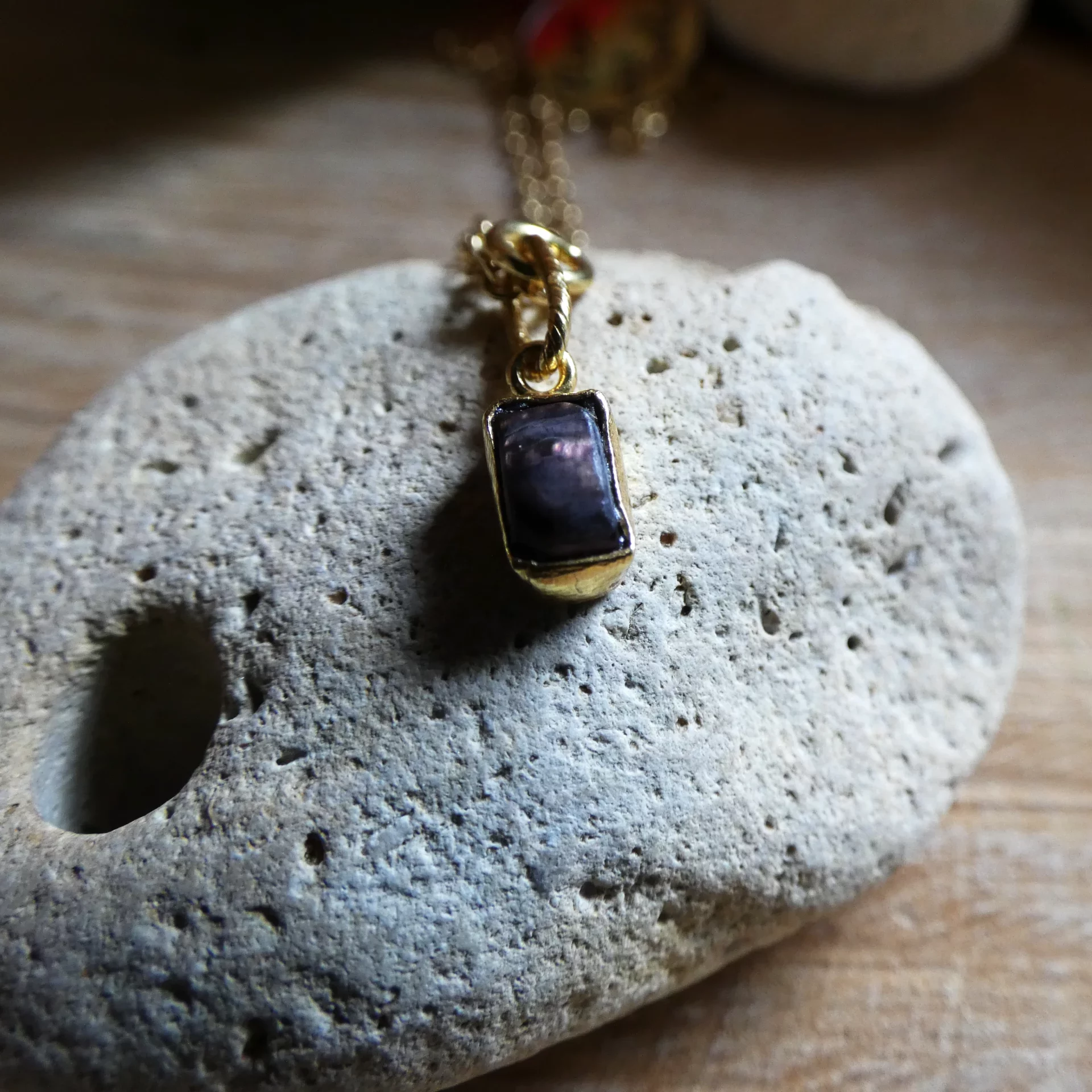 Pendentif Muja Juma plaqué or et nacre noire naturelle