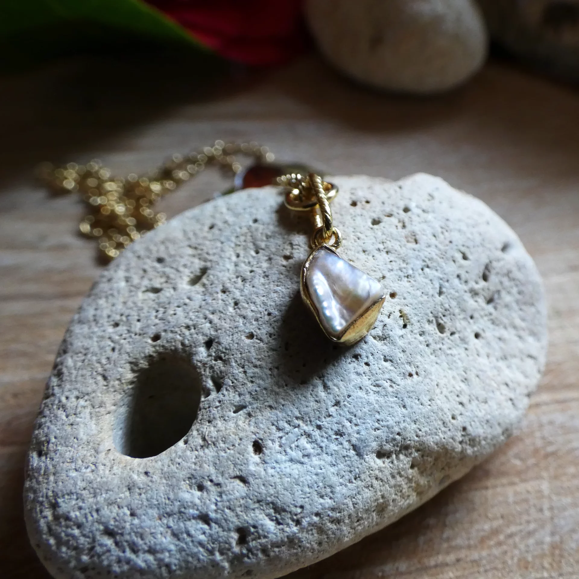 Pendentif Muja Juma plaqué or et nacre blanche naturelle