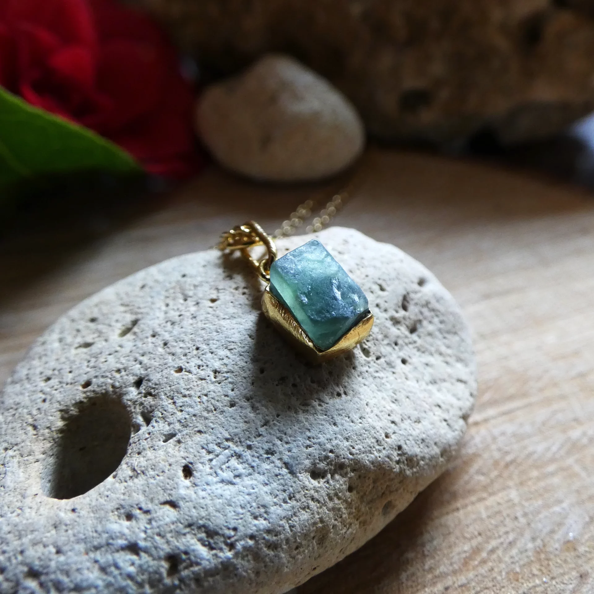 Pendentif Muja Juma plaqué or et agate mousse