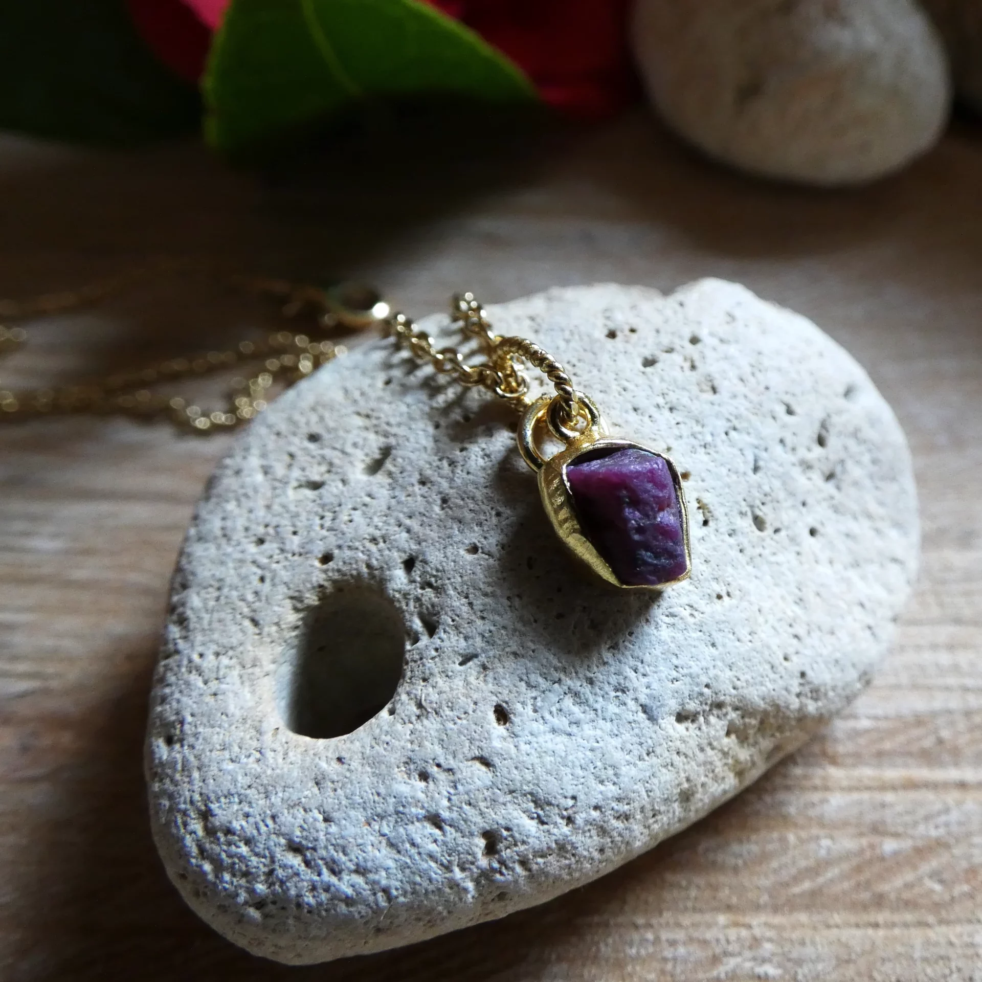 Pendentif Muja Juma plaqué or et rhodonite