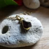 Pendentif Muja Juma plaqué or et grenat. – Image 2