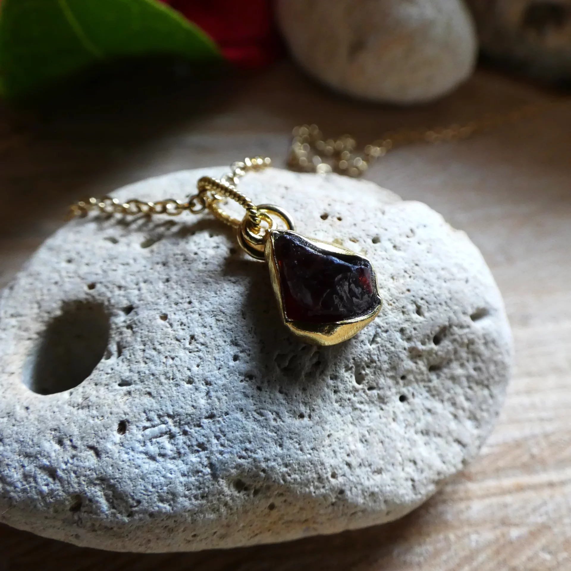 Pendentif Muja Juma plaqué or et grenat