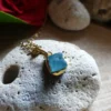 Pendentif Muja Juma plaqué or et apatite. – Image 2