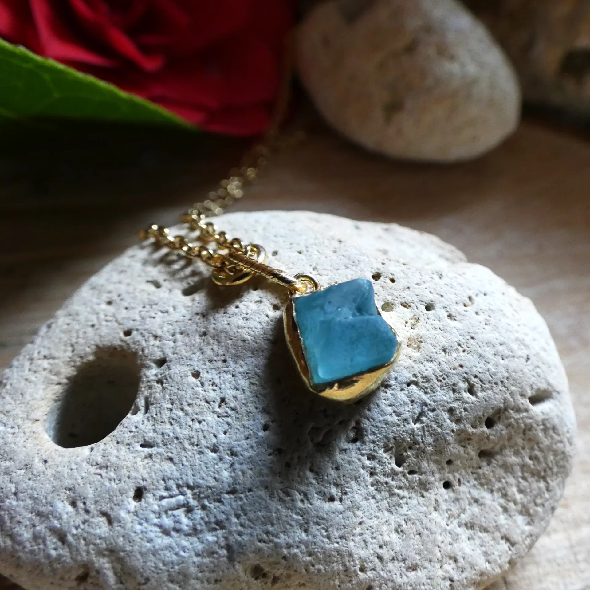 Pendentif Muja Juma plaqué or et apatite