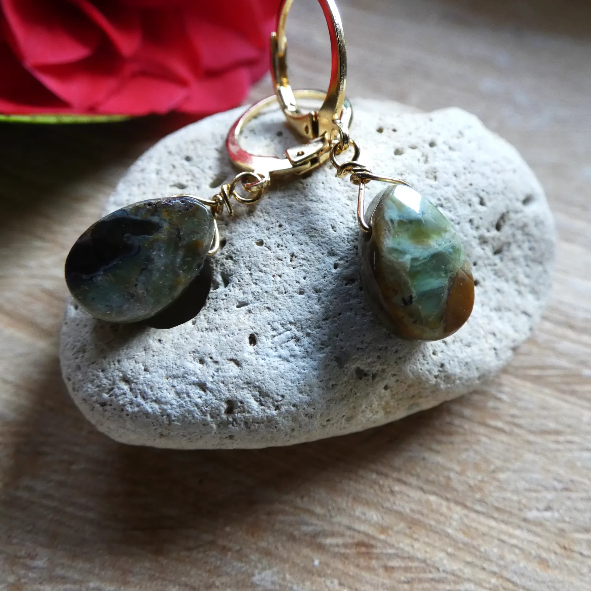 Boucles d'oreille Arte fact dorées à l'or fin et tourmalines vertes