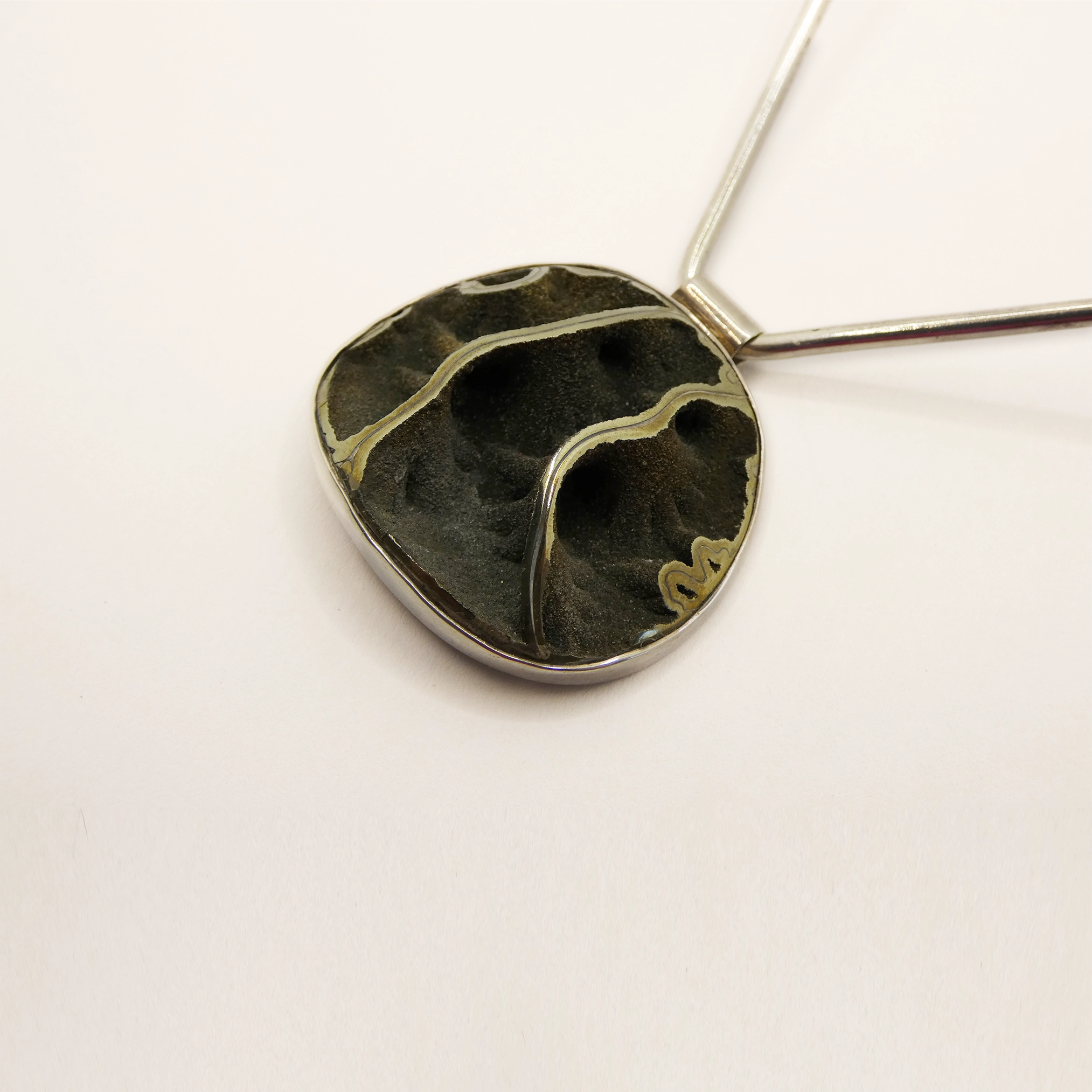 Pendentif Arte Fact argent et fossile d'amonite en pyrite