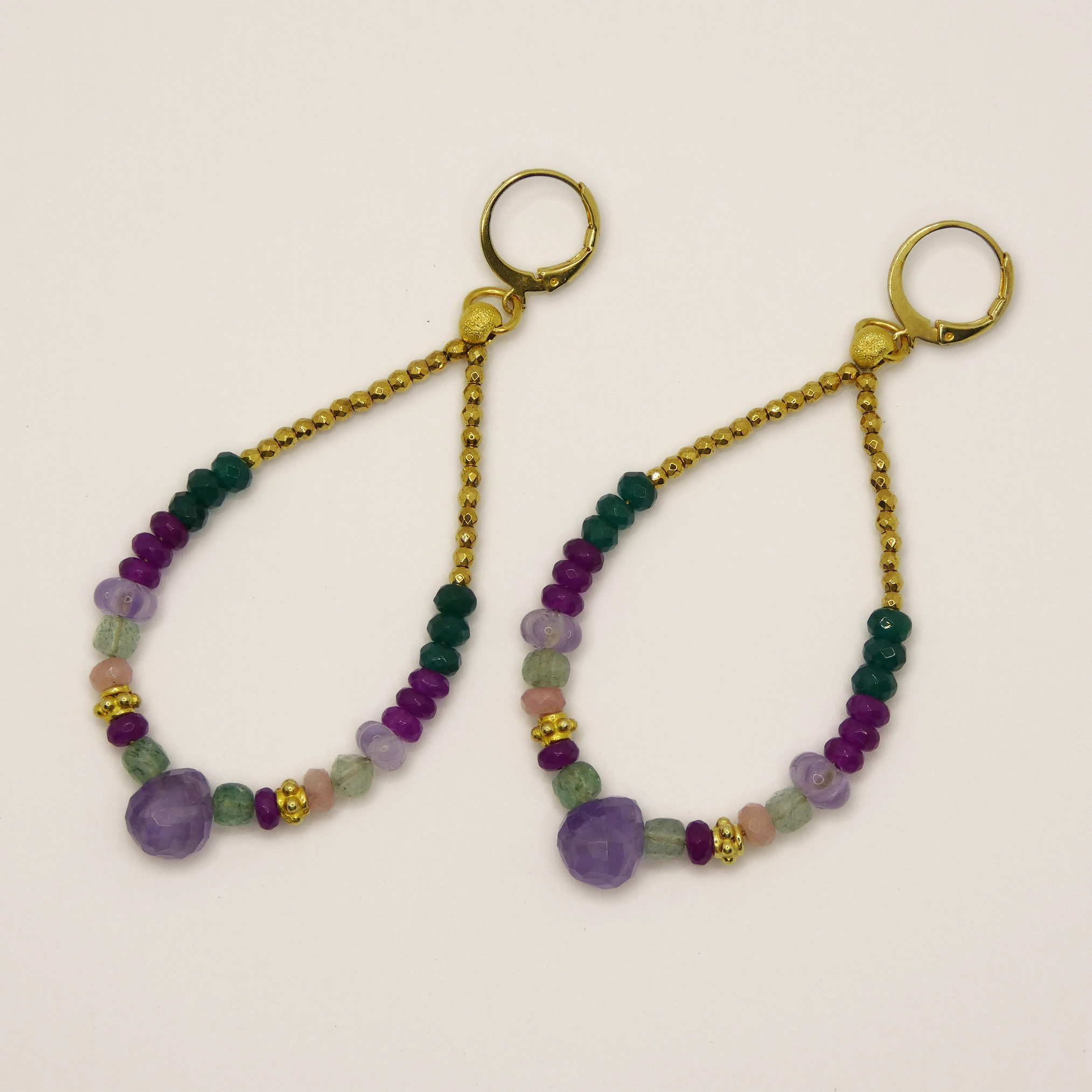 Grandes boucles d'oreille et améthystes, onyx verts, quartz verts, hématites dorées.