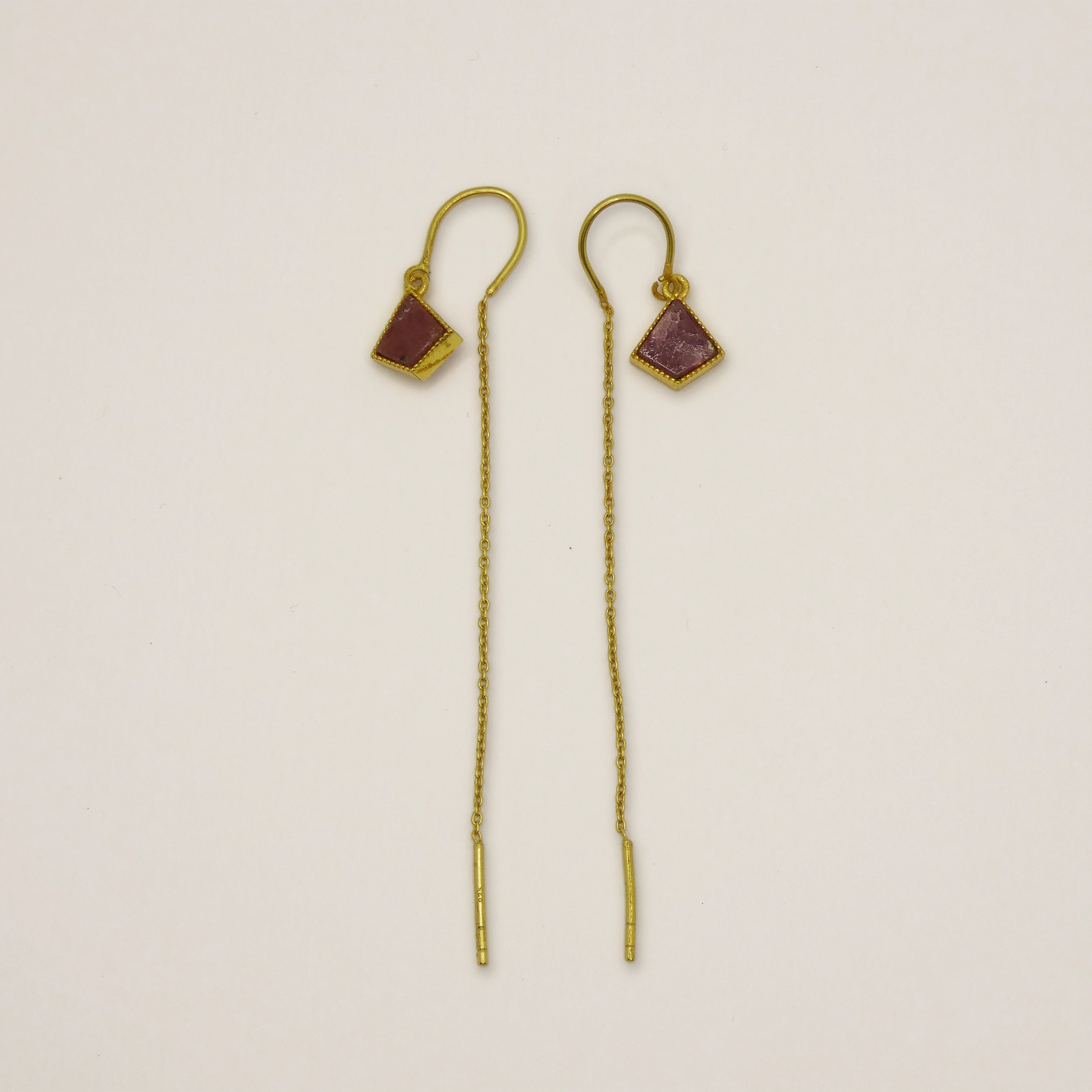 Boucles d'oreille Muja Juma plaqué or et rubis brutes.