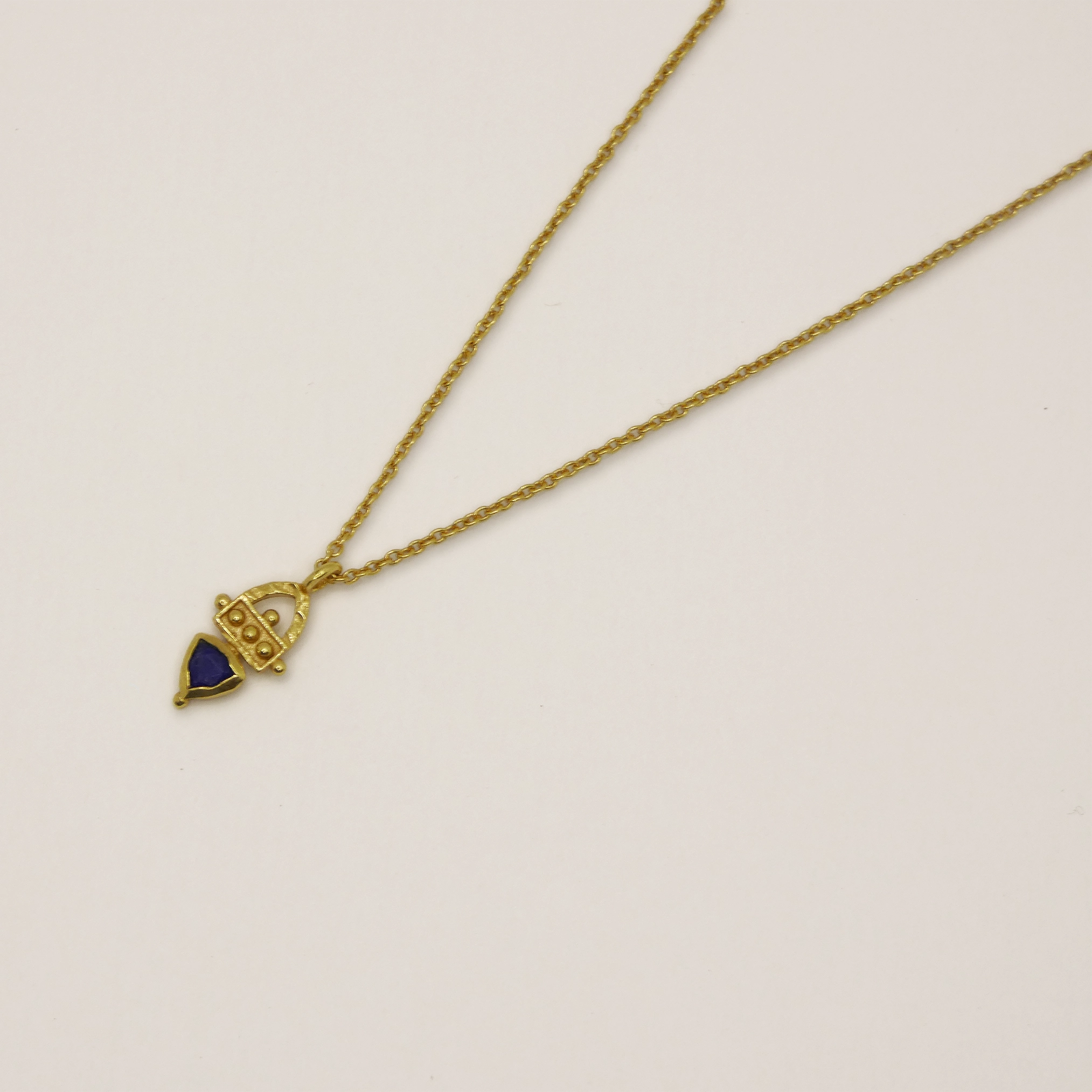 Collier fin Muja Juma plaqué or et lapis lazuli.
