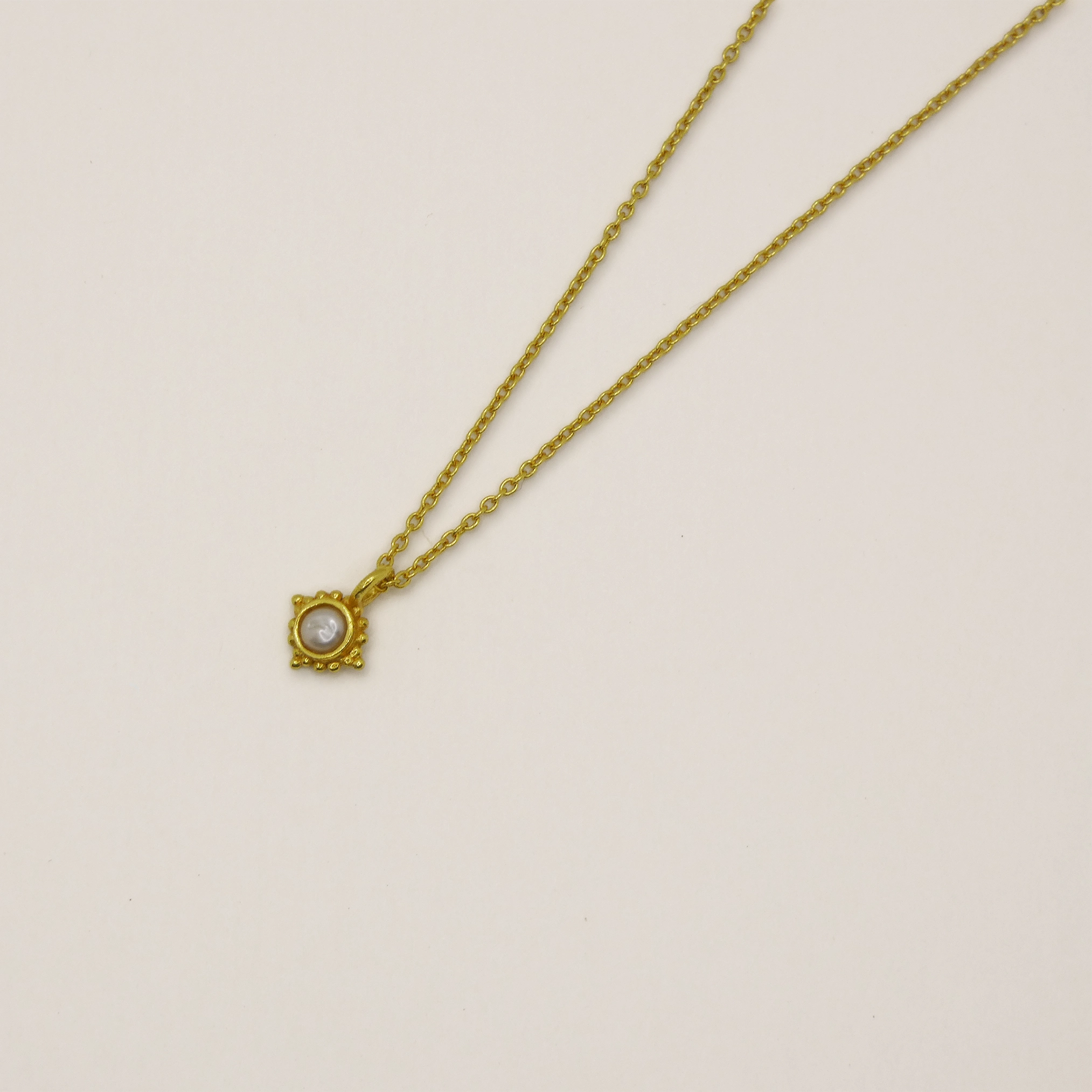 Collier fin Muja Juma et perle naturelle.