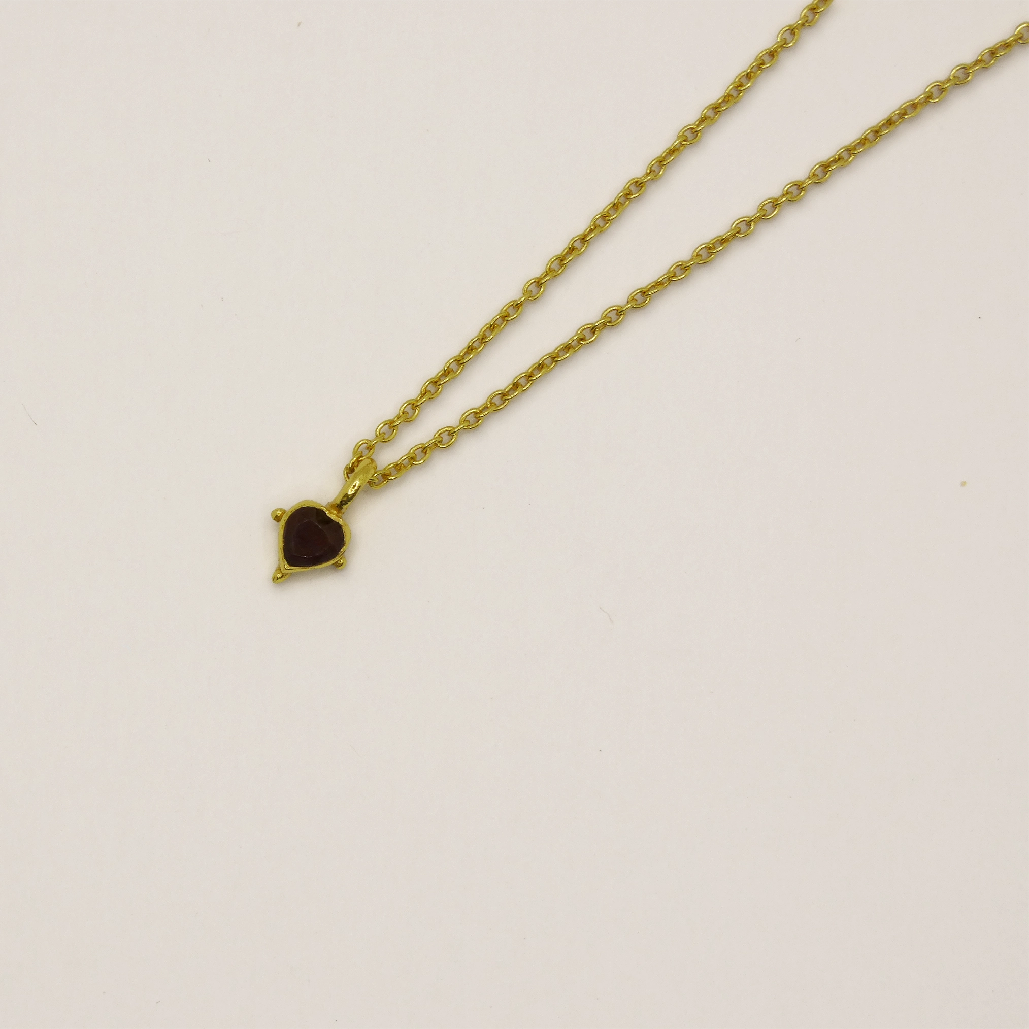 Collier fin Muja Juma plaqué or et rhodonite.