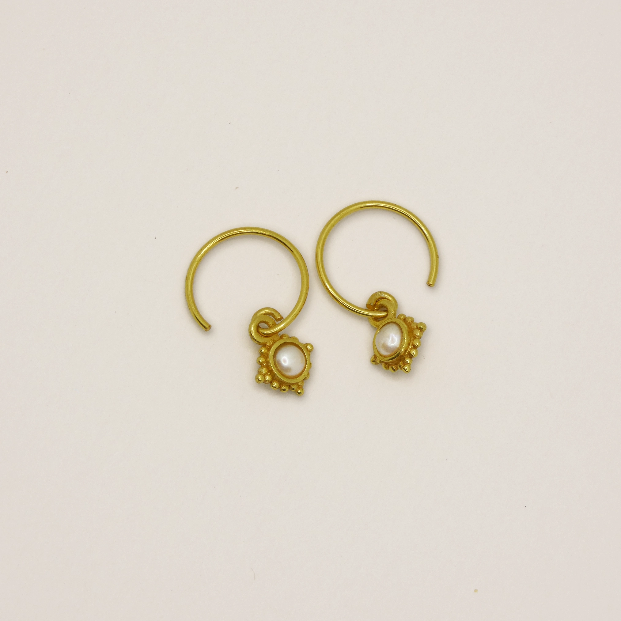 Boucles d'oreille Muja Juma  plaqué or et perle naturelle.