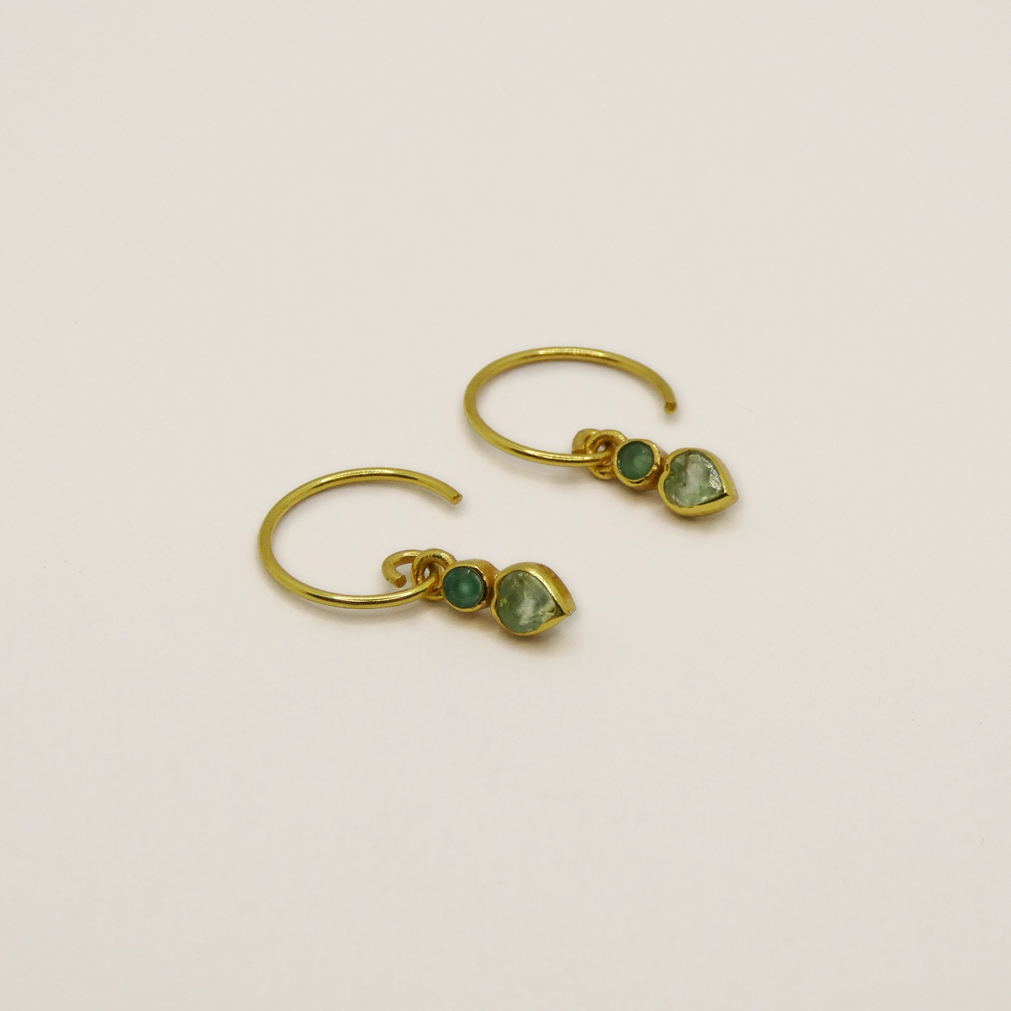 Boucles d'oreille Muja Juma plaqué or, prehnite et onyx vert