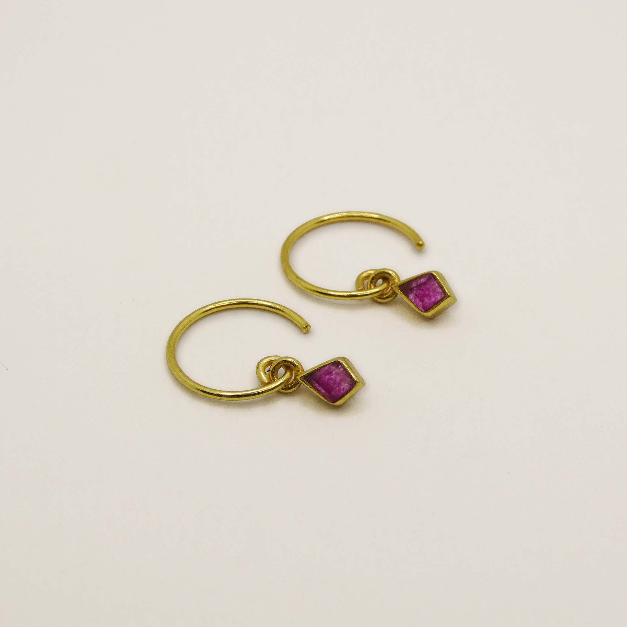 Boucles d'oreille Muja Juma plaqué or et rubis indien