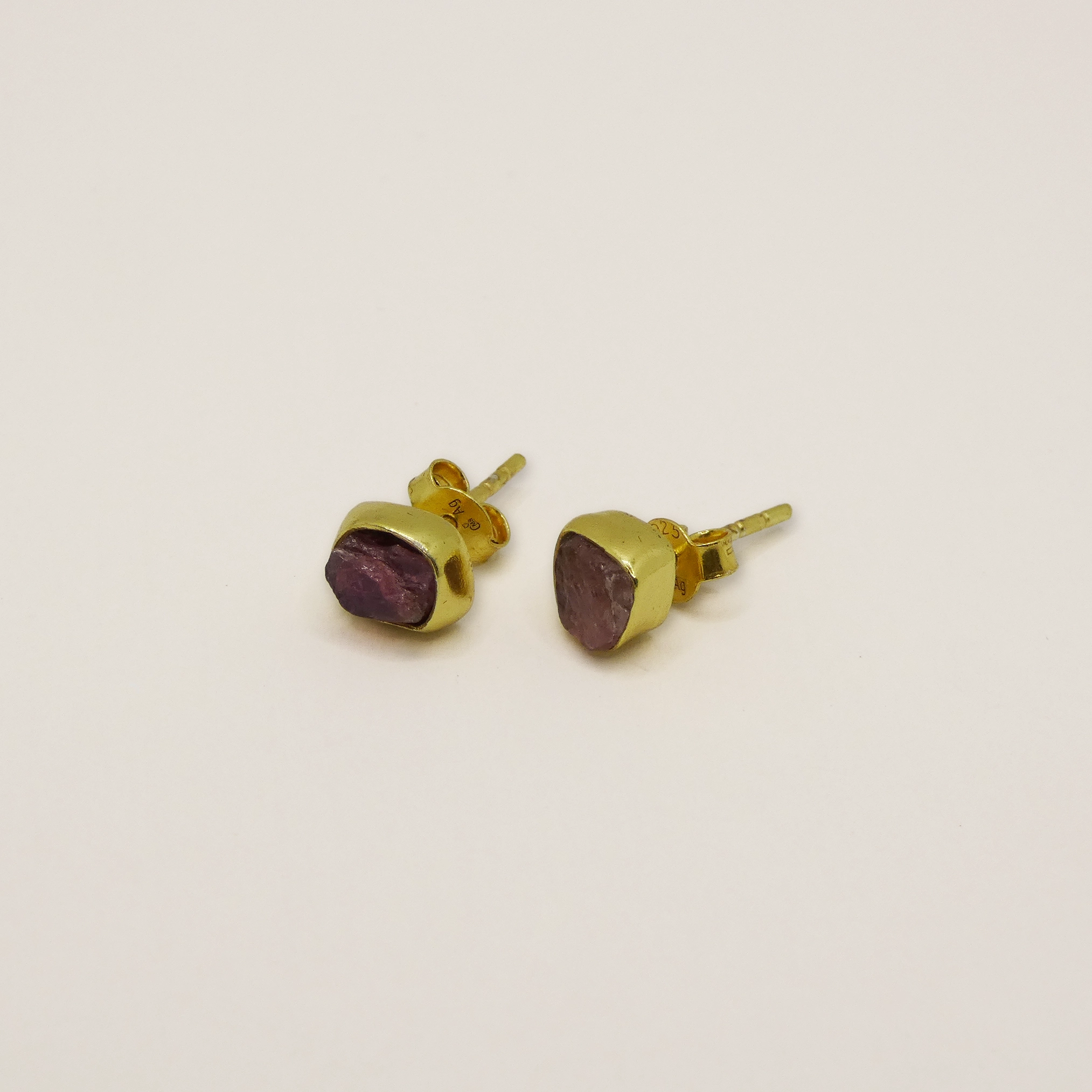 Boucles d'oreille Muja Juma plaqué or et rubis brut
