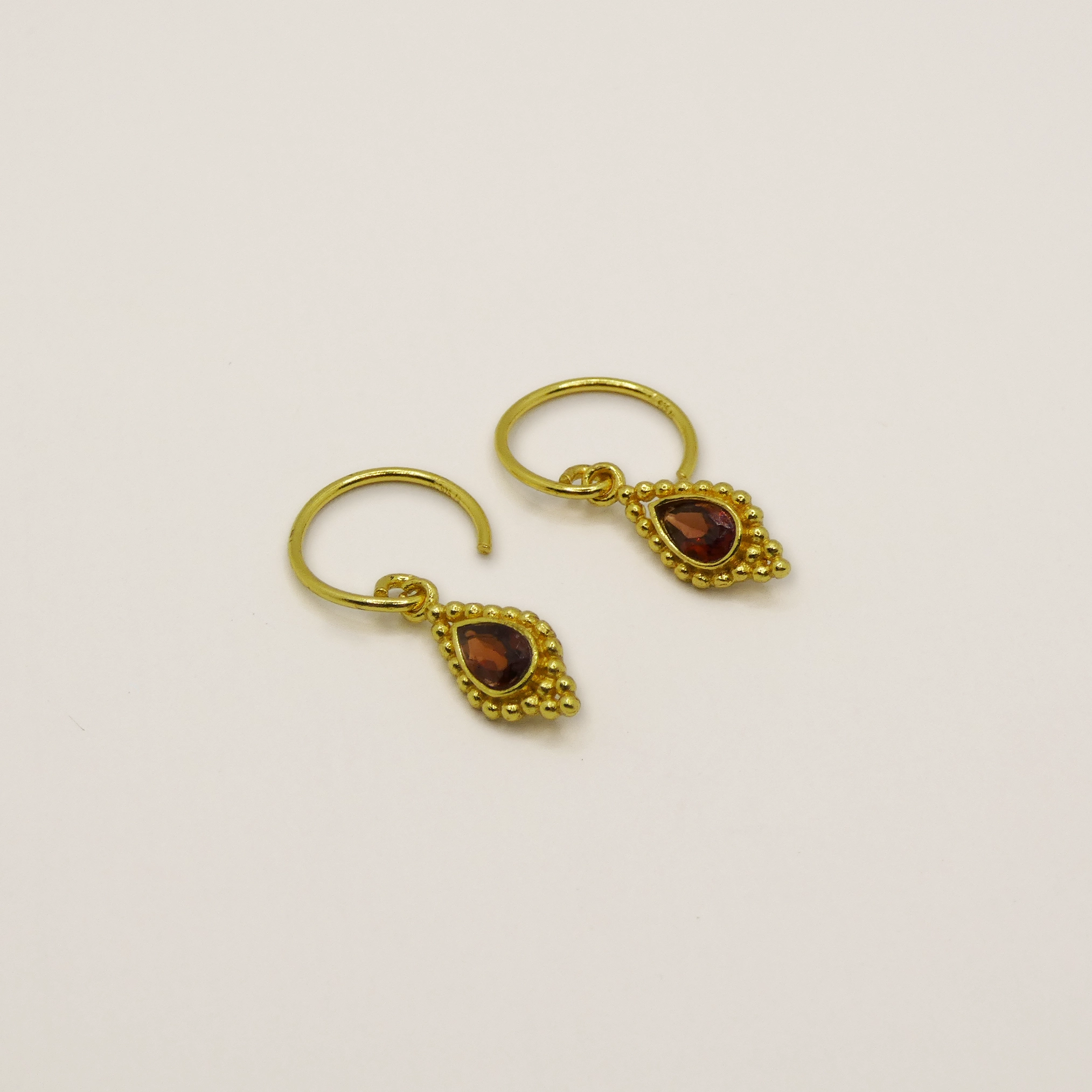 Boucles d'oreille Muja Juma plaqué or et grenat