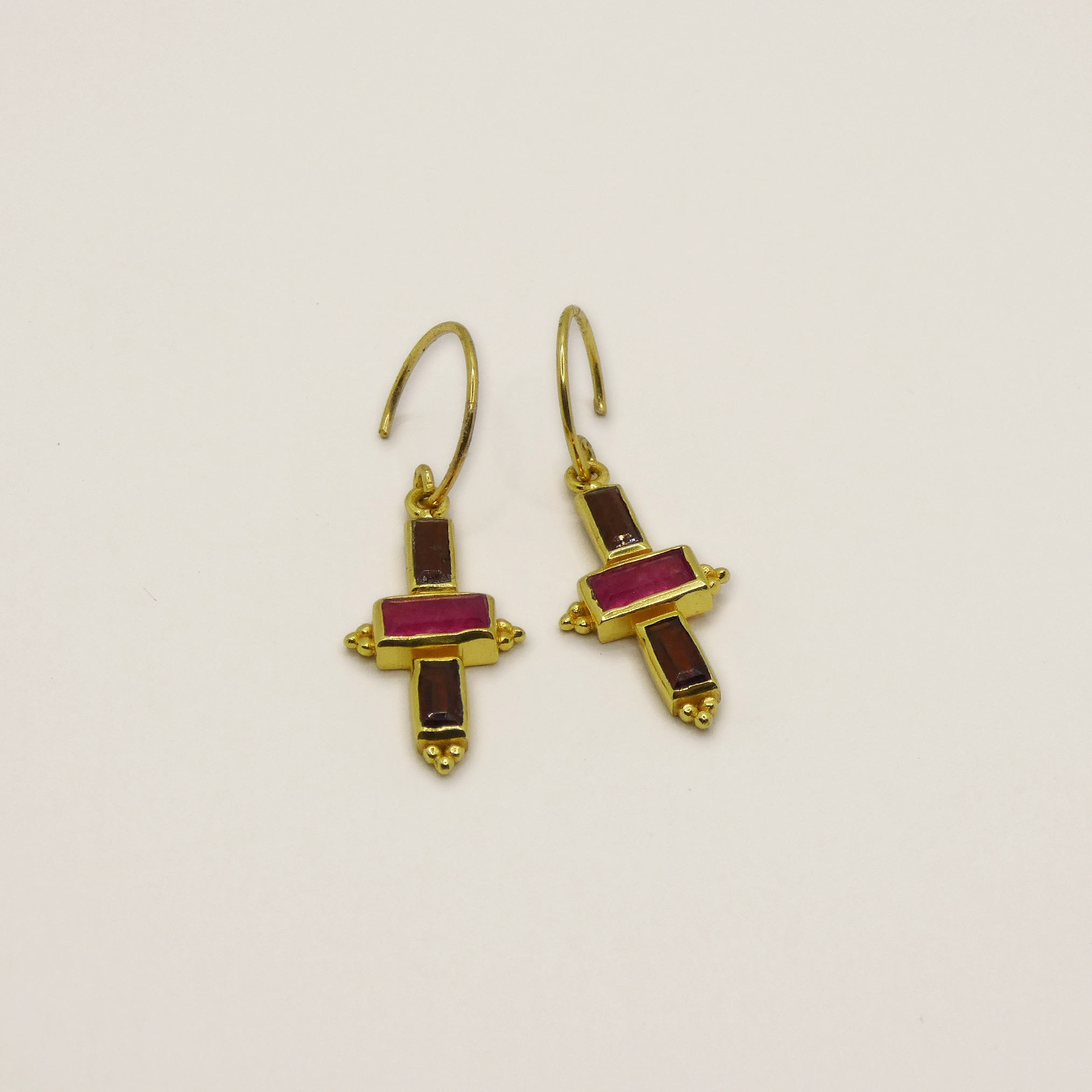 Boucles d'oreille Muja Juma plaqué or, rubis indien et grenat