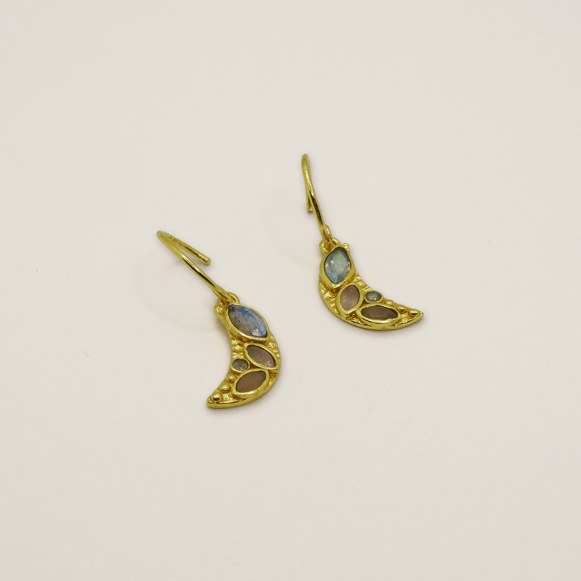 Boucles d'oreille Muja Juma plaqué or croissant de lune labradorites et pierres de lunes roses